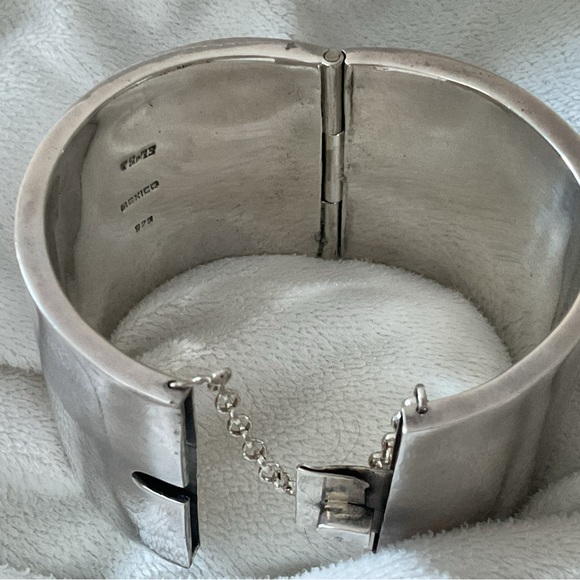 Elegant Silver Cuff Bracelet - Picture 7 of 9